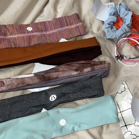 Lululemon BUNDLE 💜HAT SOCKS 🧦 AND HAIR ACCESSORIES 💜✝️ - Picture 15 of 17
